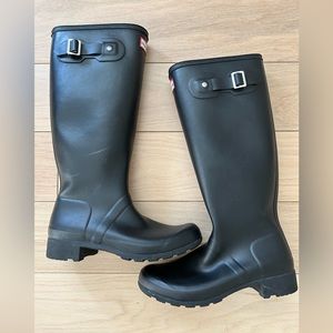 Women’s tall Hunter rain boots (worn)